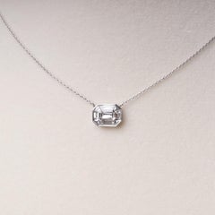 Halskette mit Anhänger aus 18-karätigem Weißgold mit Baguette-Diamanten, 0,67 Karat Gesamtgewicht, Smaragdschliff, 18-Zoll-Kette
