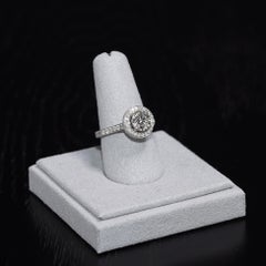 Bague de fiançailles en or blanc 18 carats avec diamant rond de 0,75 carat, monture « halo », pureté M/VVS2 selon le GIA, poids total de 1,19 carats