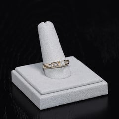 Bague de fiançailles en or jaune 14 carats, sertie d'un diamant rond et de diamants d'accompagnement, 0,40 carat au total, 3,4 g
