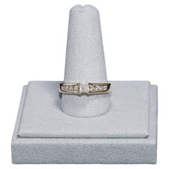 Bague de fiançailles en or jaune 14 carats, sertie d'un diamant rond et de diamants d'accompagnement, 0,40 carat au total, 3,4 g