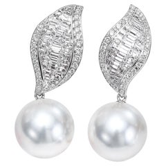 Orecchini pendenti con perla bianca australiana dei Mari del Sud da 12–13 mm e diamanti, in oro bianco 18 carati
