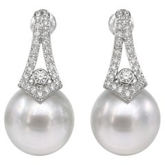 Orecchini pendenti con perla bianca australiana del Mare del Sud da 12–13 mm e diamanti, in oro 18 carati