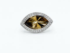 Splendido anello da cocktail con pietra elioboro taglio marquise e halo di diamanti