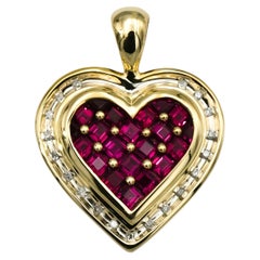 Colgante de corazón de oro amarillo de 10k con rubí y detalles de diamantes de 1,0 CT