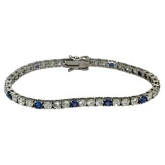Tennisarmband aus 14-karätigem Weißgold mit Diamanten und blauen Saphiren, 8,83 Karat