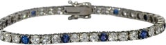 Tennisarmband aus 14-karätigem Weißgold mit Diamanten und blauen Saphiren, 8,83 Karat