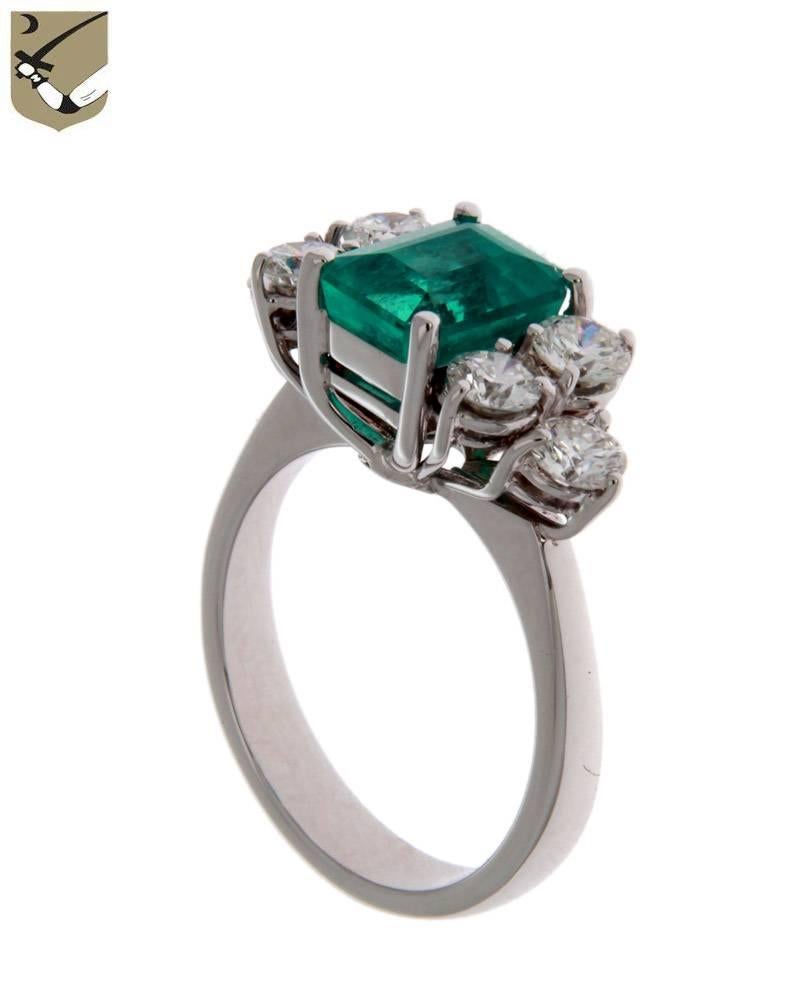 2.43 Carat Step Cut GIA Certified Colombian Emerald Diamond Gold Engagement Ring In New Condition For Sale In Palermo, IT