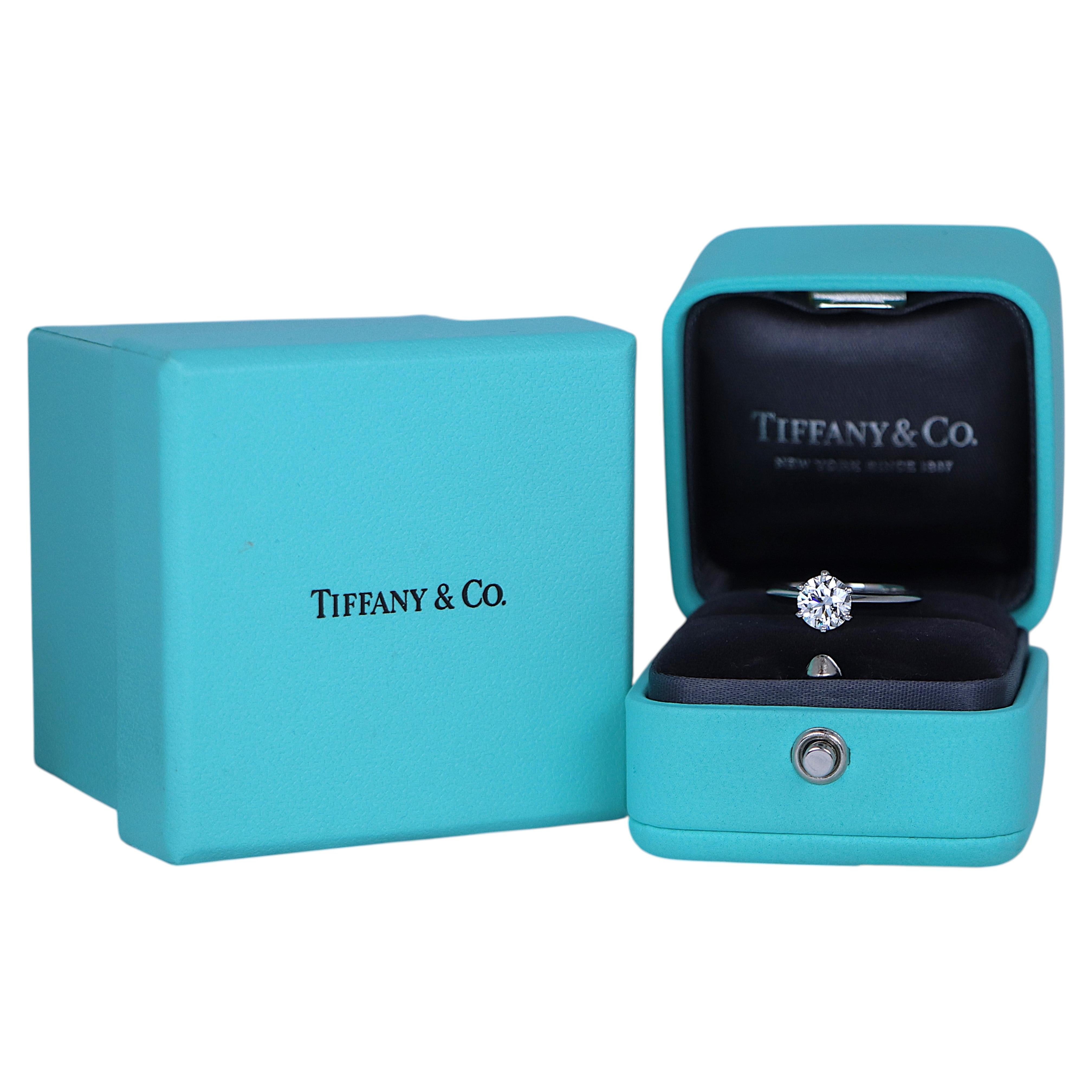 26696 Bague de fiançailles Tiffany & Co. en platine, avec un diamant rond de 1,00 ct, pureté I, qualité VS2, monture solitaire