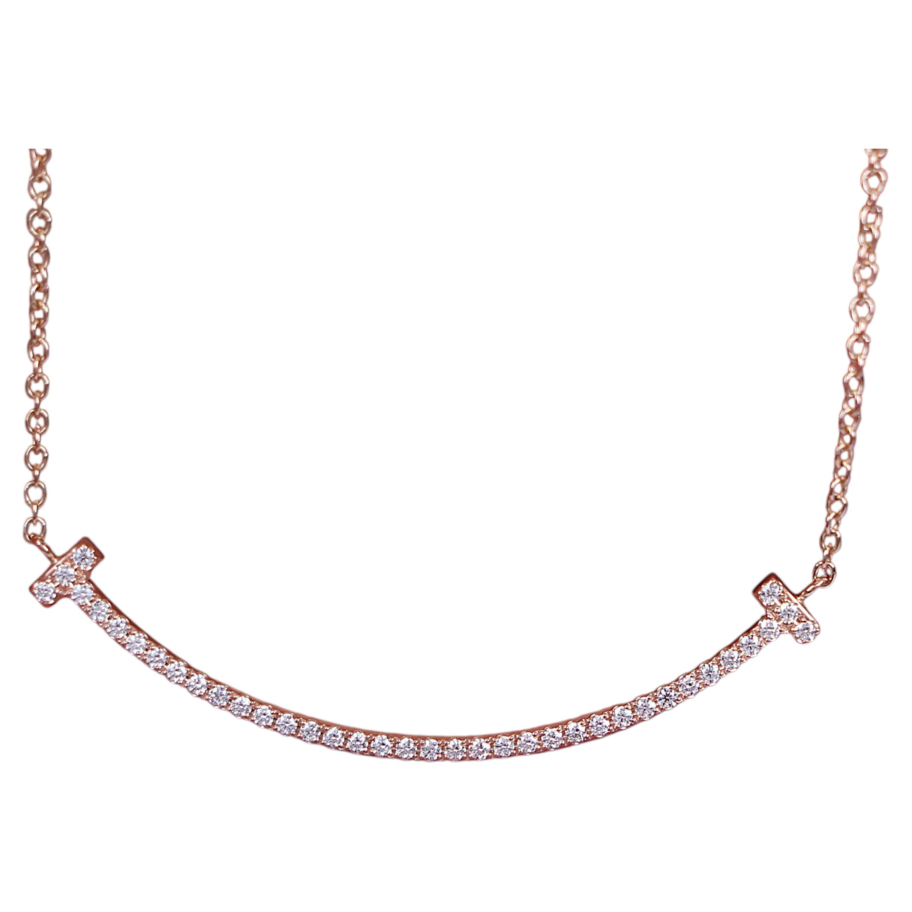 26669 Colgante «Small Smile T» de Tiffany & Co en oro rosa de 18k con pavé de diamantes, 16"