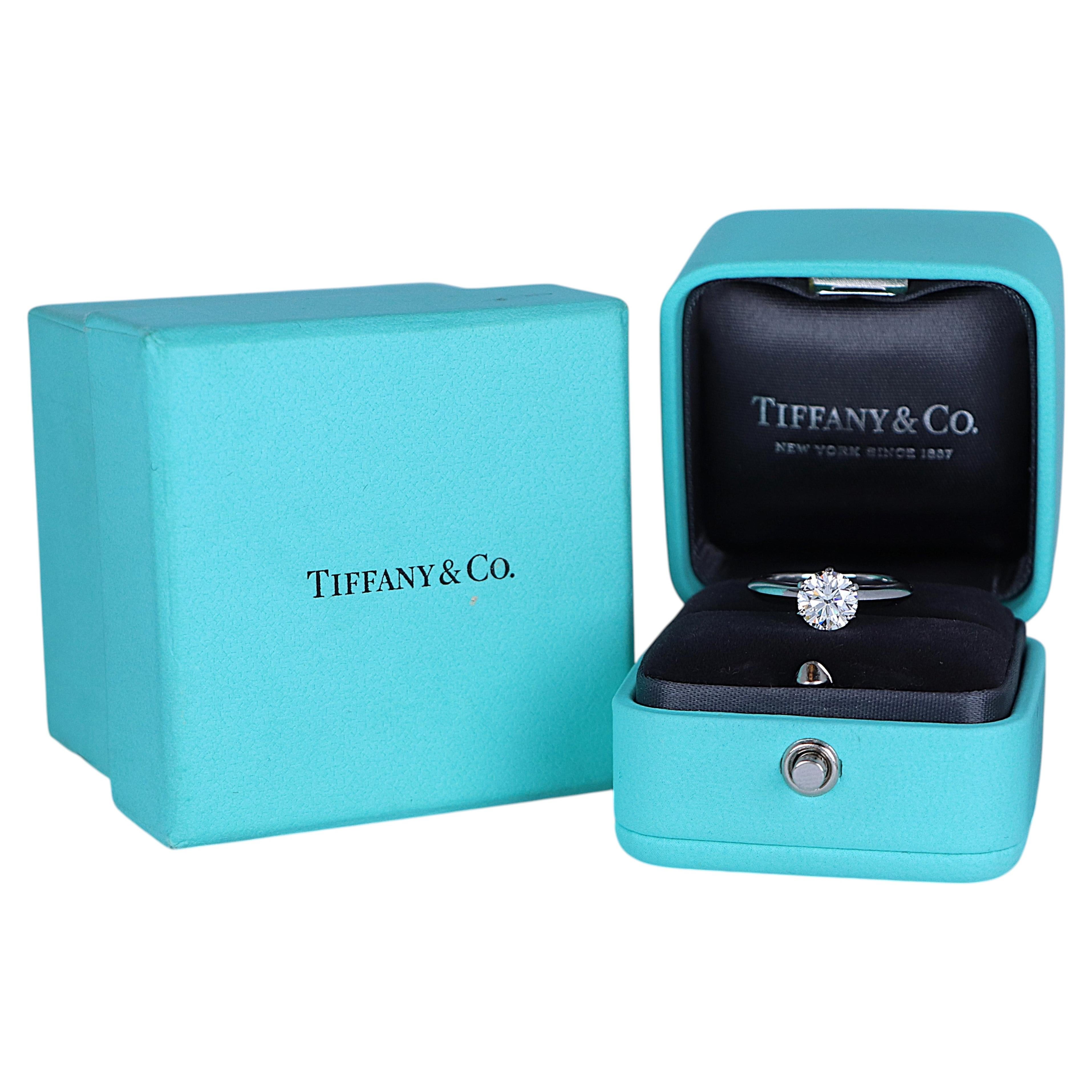26660 Anello di fidanzamento Tiffany & Co. in platino con diamante rotondo da 1,25 ct, H VS1