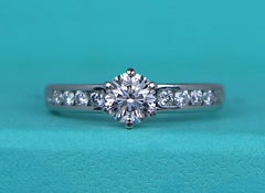 26650 Tiffany & Co. Verlobungsring aus Platin mit einem Diamanten der Reinheit H und der Qualität VS1 (0,74 Karat) in Kanalfassung, Größe 6,25