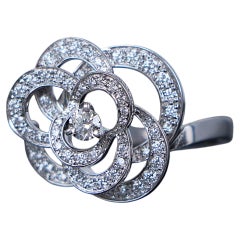 26851 Chanel Fil de Camelia Ring aus 18-karätigem Weißgold mit Diamantpavé in Blumenform, Nr. 57, Größe 8