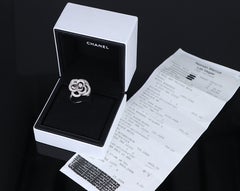 26851 Anello Chanel Fil de Camelia in oro bianco 18 carati con fiore in pavé di diamanti, n. 57, misura 8