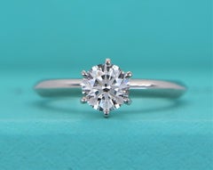19848 Tiffany & Co. Verlobungsring aus Platin mit einem runden Diamanten (0,69 ct, G, VS2), Größe 4,5