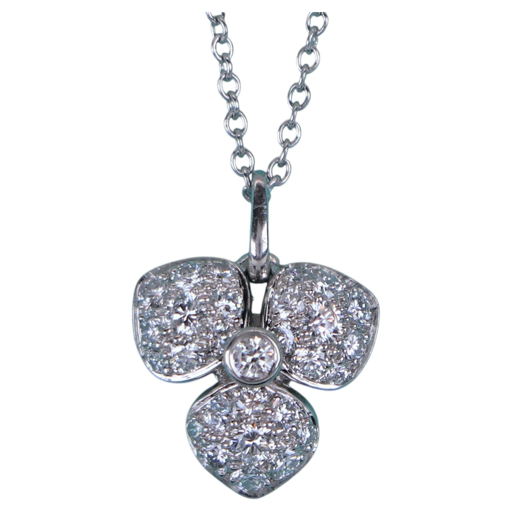 17843 Tiffany & Co. Platin-Anhänger in Blumenform mit Pavé-Diamanten, Halskette mit 16-Zoll-Kette im Angebot