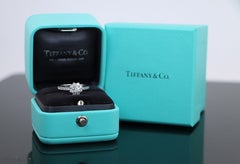 26233 Bague de fiançailles Tiffany & Co en platine, avec diamant rond et motif floral « Flora » en halo, taille 5,5