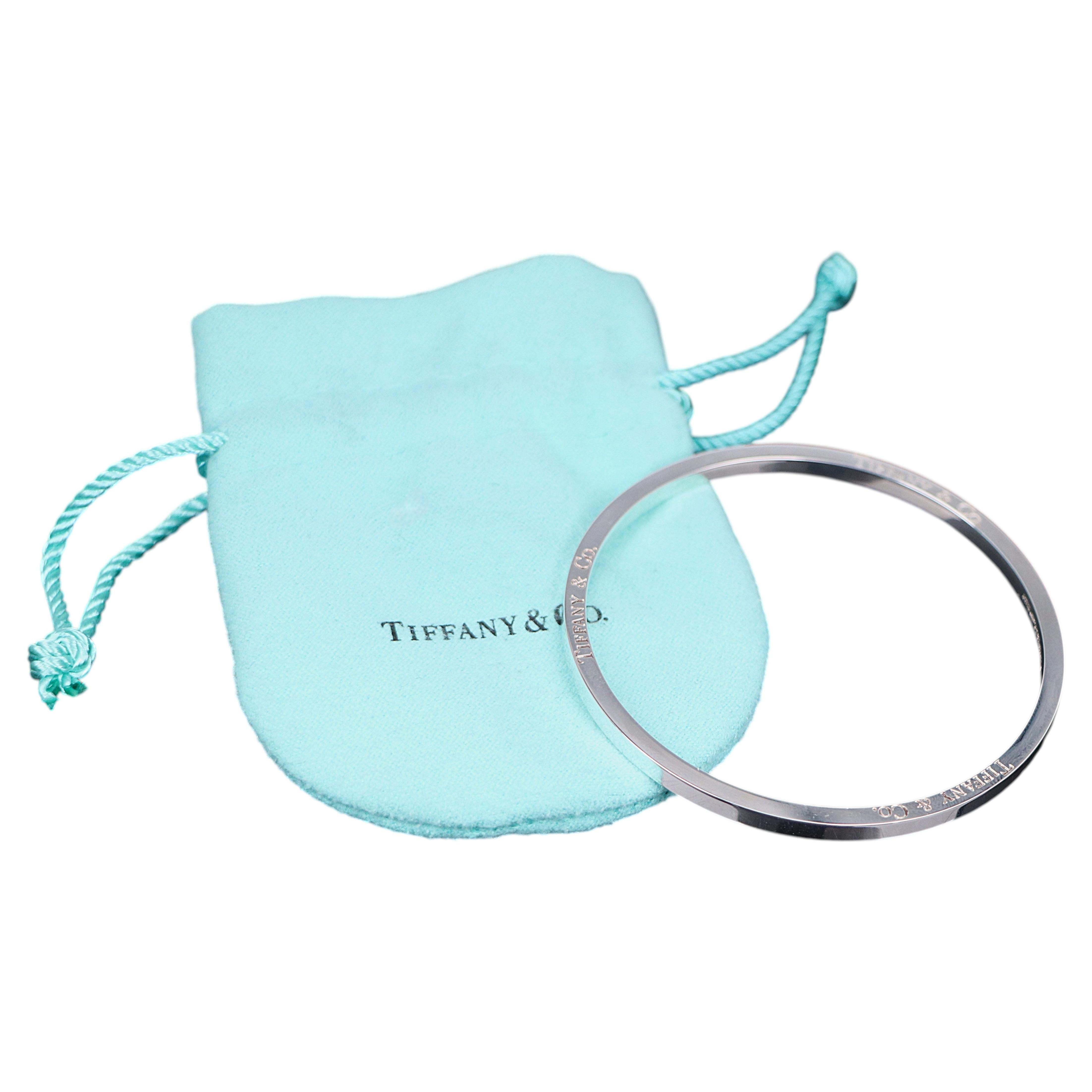 22113 Tiffany & Co. 21.3g ITALY 925 Sterling Silver 7.75'' Logo Bangle Bracelet For Sale