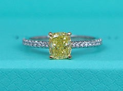 26369 Tiffany & Co. Verlobungsring mit einem 1,23-Karat-Diamanten im „Cushion Novo Fancy Intense Yellow“-Schliff