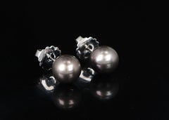 22327 Mikimoto Ohrstecker aus 18-karätigem Weißgold mit 11 mm großen schwarzen Südsee-Zuchtperlen