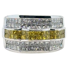 Antiker Ring aus 14-karätigem Gold mit einem gelben und einem weißen Diamanten im Prinzessschliff