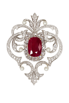 Spilla "Crimson Reliquary" - Grande rubino e diamante con taglio a rosa incastonati insieme in una spilla in oro 18 carati