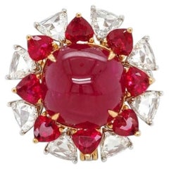 Crimson Halo - Rubis « Sugarloaf » naturel de Birmanie serti de diamants dans une bague de créateur