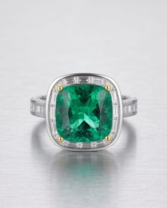 Emerald Éclat - Fine Columbian Emerald set in Classic Diamonds in Ring 18K