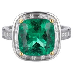 Emerald Éclat - Fine Columbian Emerald set in Classic Diamonds in Ring 18K