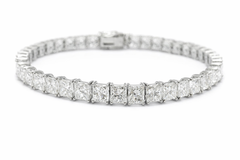 Royal Geometry – Edle Diamanten im Prinzessschliff, gefasst in einem handgefertigten Armband aus 18-karätigem Gold