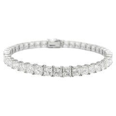 Royal Geometry – Edle Diamanten im Prinzessschliff, gefasst in einem handgefertigten Armband aus 18-karätigem Gold