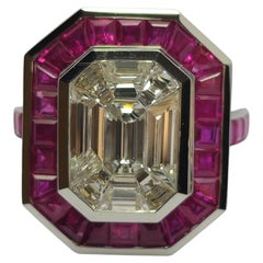 Illusion Regalia - Anillo de diseño de 18 quilates con una esmeralda de corte «Illusion PieCut» engastada con rubíes