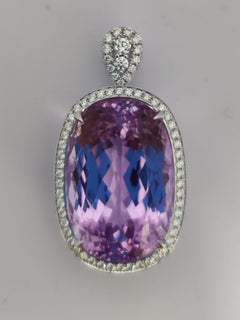 L'abbraccio di Aurora - Kunzite di forma ovale incastonata in un ciondolo con corona di diamanti in oro 18 carati