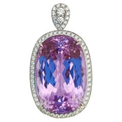 L'abbraccio di Aurora - Kunzite di forma ovale incastonata in un ciondolo con corona di diamanti in oro 18 carati