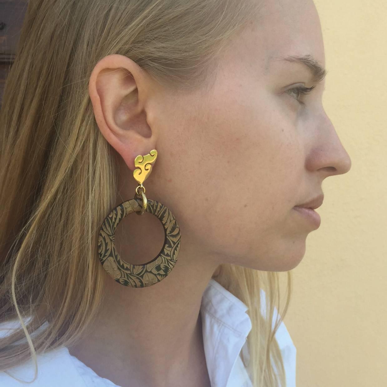 These unique African cow horn are engraved with a wild foliage design inspired by Fauvist textiles. 

Fouché statement earrings are crafted by artisans in Kenya, East Africa, and finished by hand to the finest quality in London. 

Earrings come
