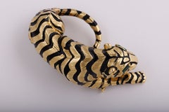Broche « Tigre » de David Webb en or jaune 18 carats, émail et émeraudes