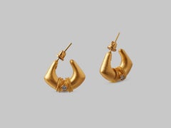 Pendientes Alaca con forma de media luna de oro puro de 24 quilates y diamantes