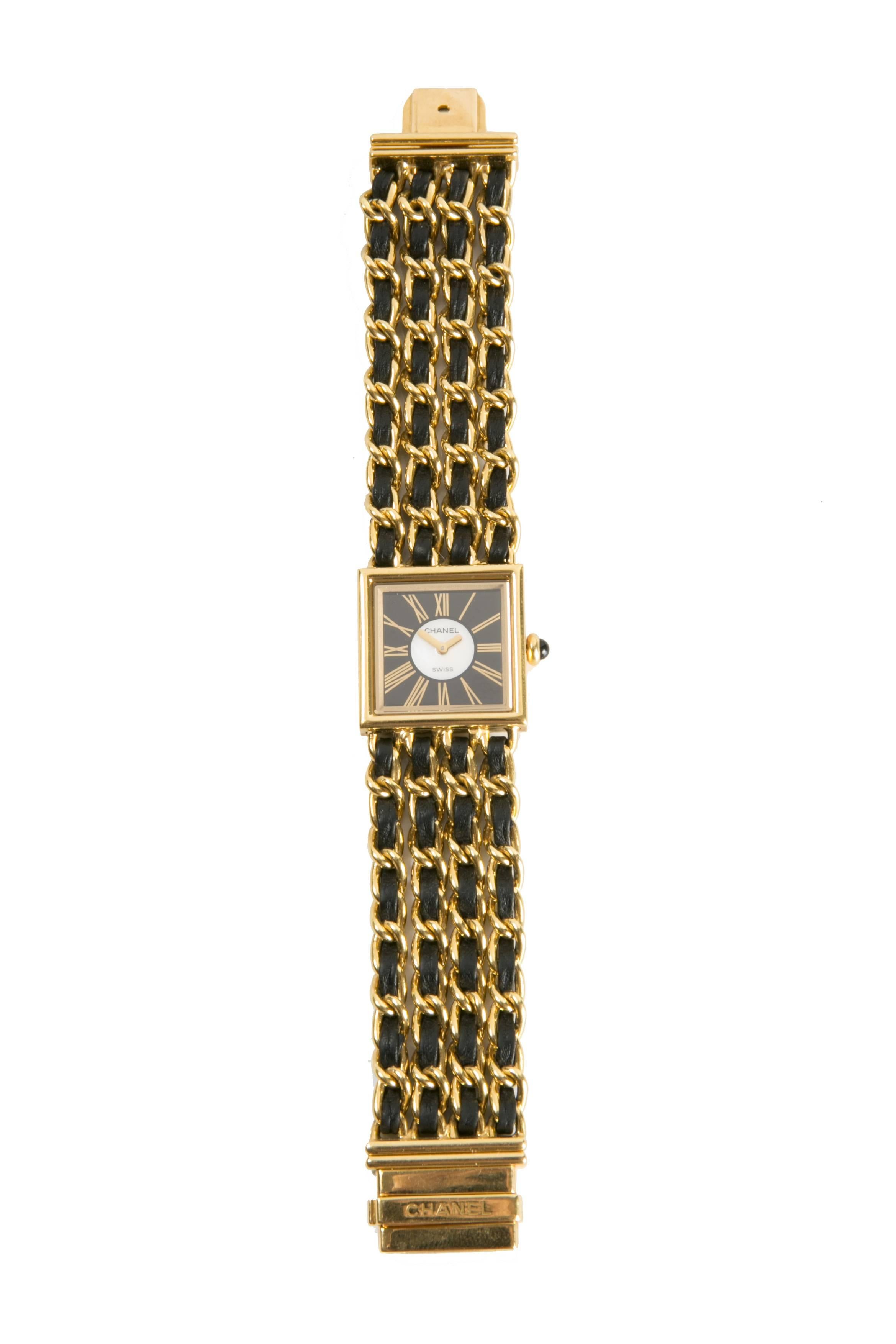 1989 MONTRE 18K GOLD & CUIR 'MADEMOISELLE'

Empruntant les chaînes et lanières de cuir entrelacées de 2,55 emblématique sac à main Chanel, cette montre en or magnifique serait convoité par toute fashionista. Datant de 1989, cette montre rare