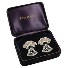 Tiffany & Co. : Paire de broches de robe Art déco ornées de diamants et d'onyx, New York, vers 1930