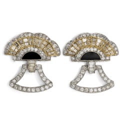 Tiffany & Co. : Paire de broches de robe Art déco ornées de diamants et d'onyx, New York, vers 1930