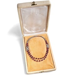 Collier vintage raffiné, serti de diamants et de rubis, en or blanc, années 1960