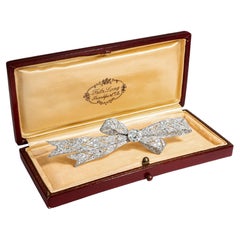 Luxurious Bow Brooch With 6.00 ct Diamonds in Platinum, c. 1925, in antique case