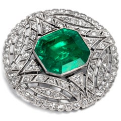 Art Deco Brooch With Colombian Emerald & Diamonds in Platinum, ca. 1930