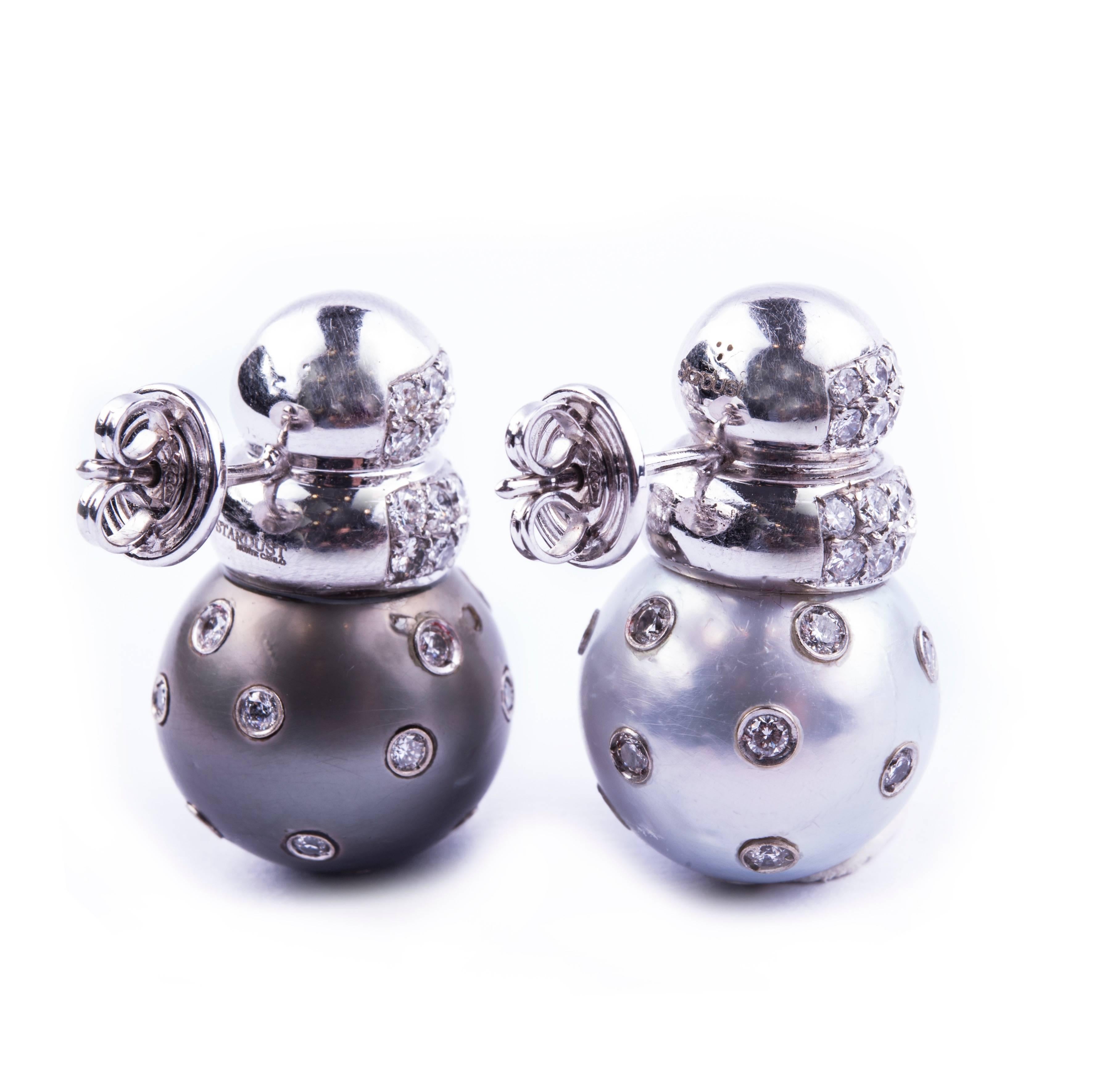 Very classy pearl and diamond earrings featuring one South Sea and one Tahitian pearl. Both pearls are set with diamonds.
The total carat weight is approximately 7 ct. 