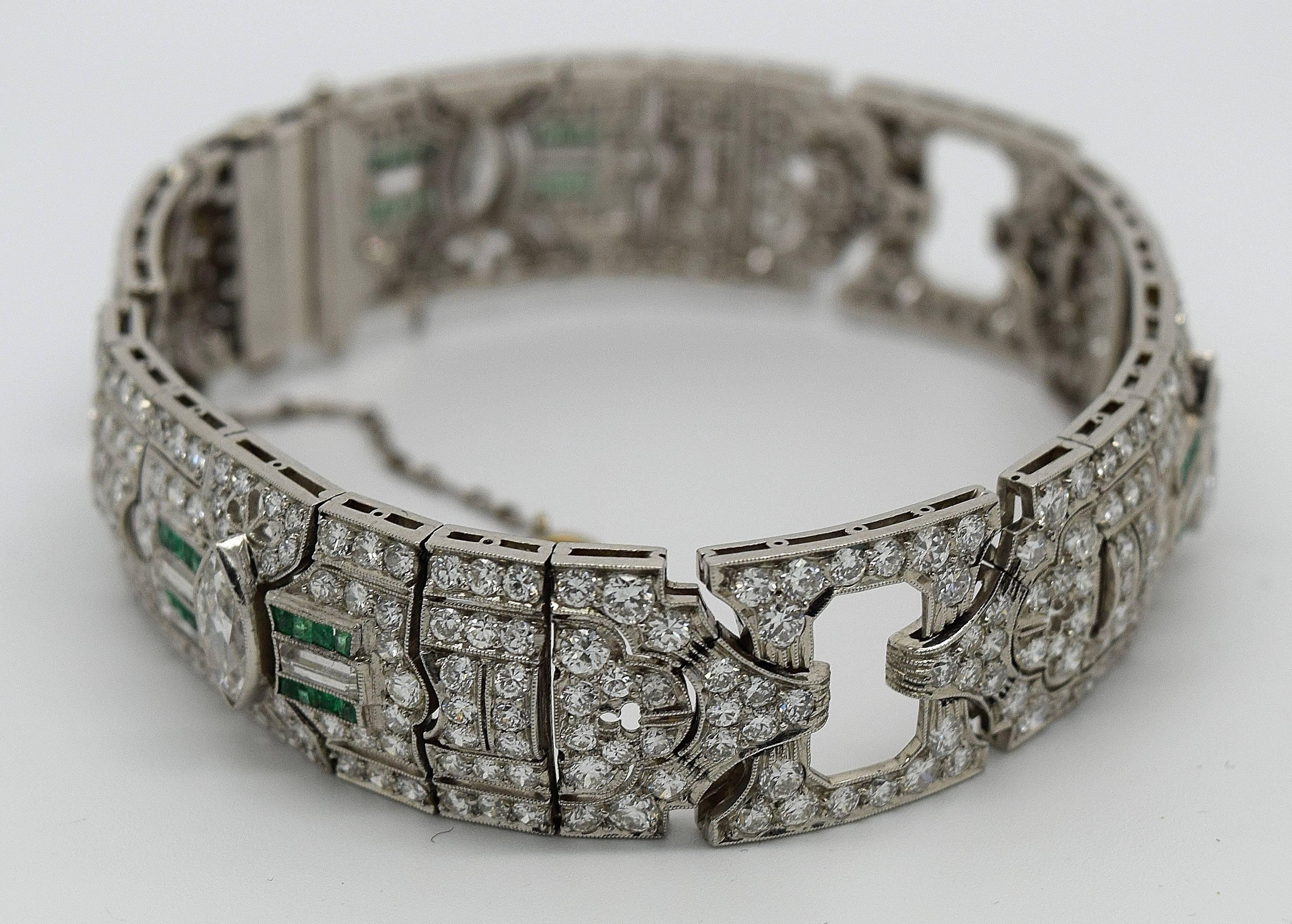 1920s Art Deco Emerald Diamond Platinum Bracelet In Excellent Condition For Sale In Chicago, IL