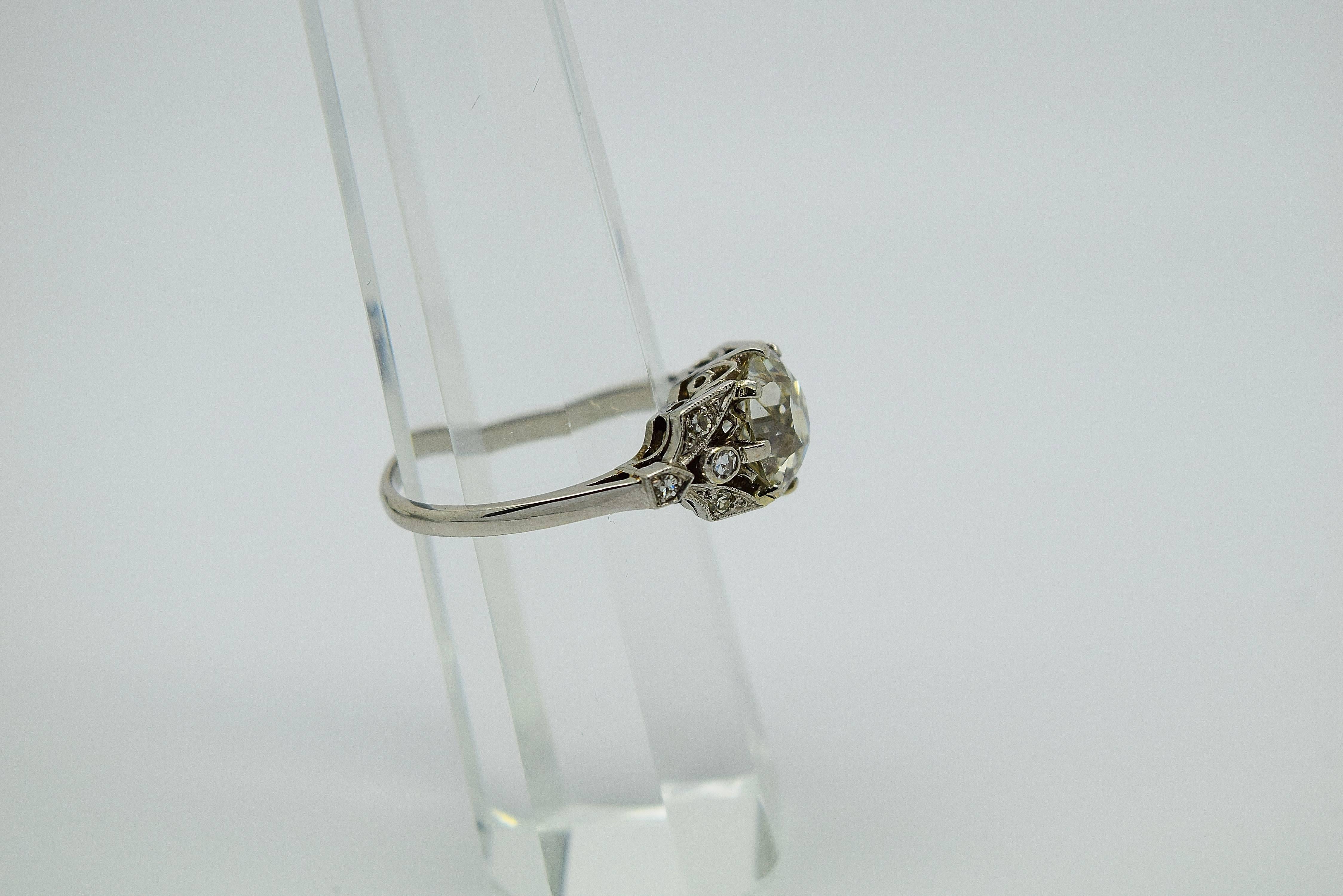 Antique Old Mine Brilliant Diamond Platinum Ring In Excellent Condition For Sale In Chicago, IL