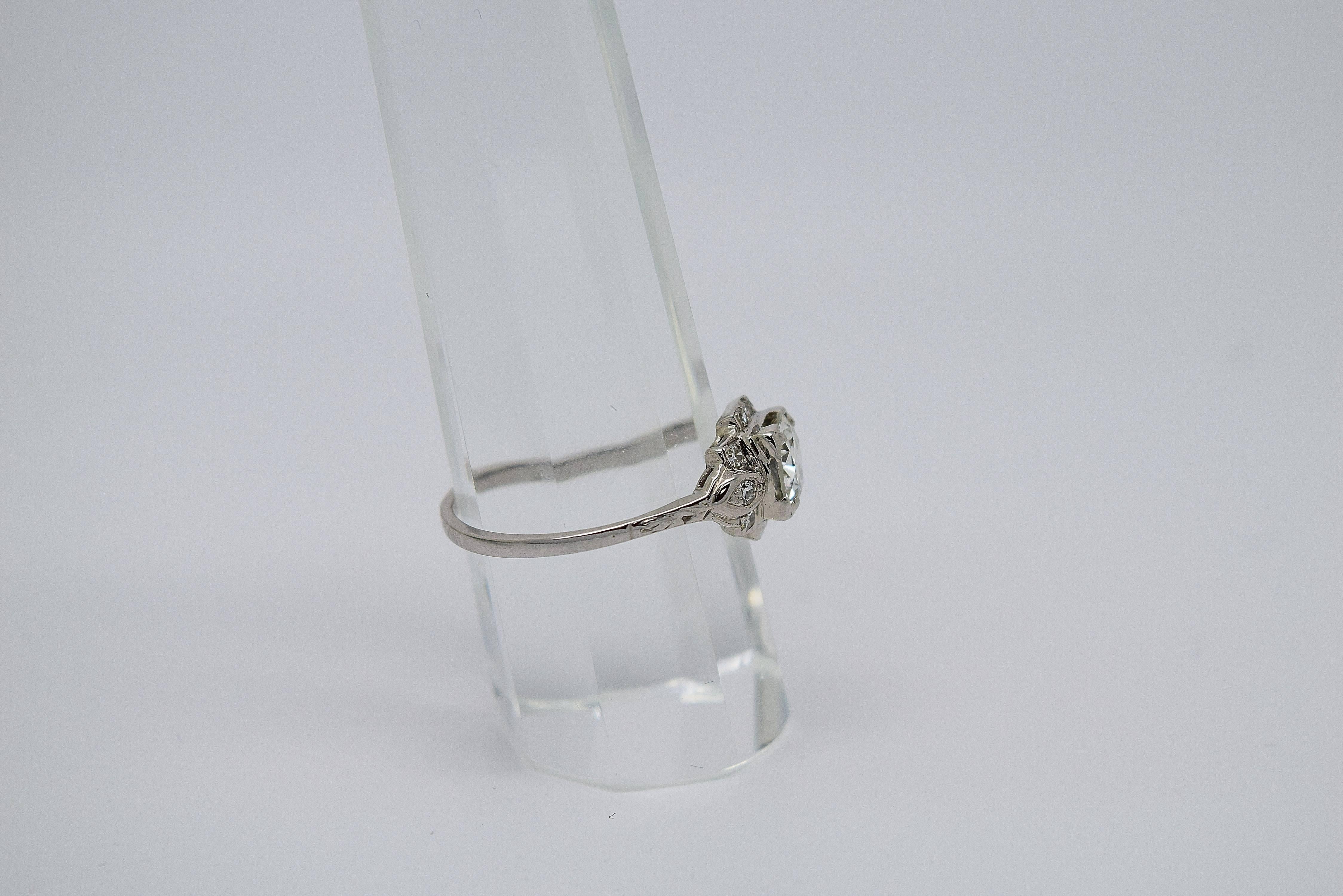 1920s Art Deco Diamond Platinum Engagement Ring In Good Condition For Sale In Chicago, IL