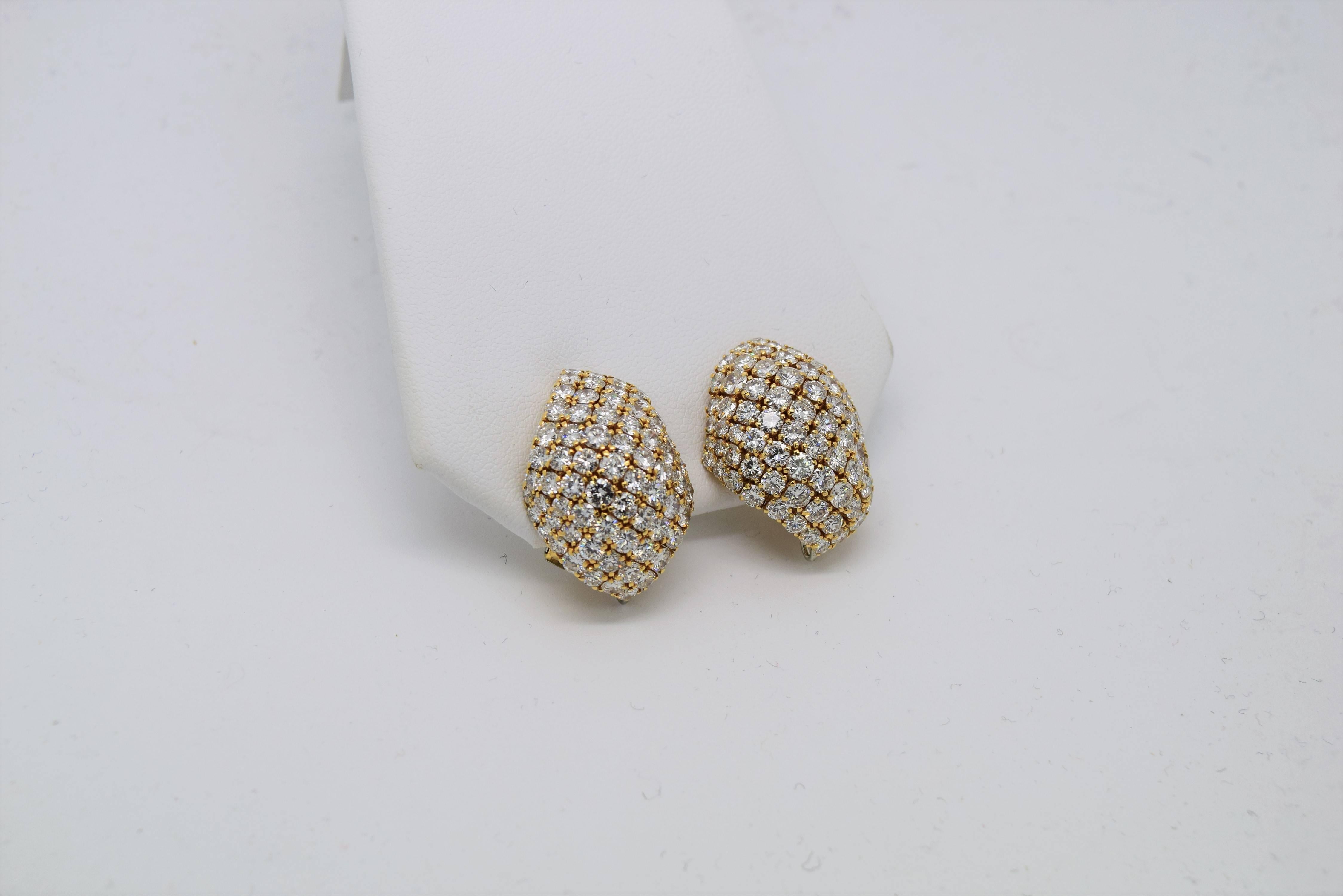 This beautiful pair of David Webb yellow gold diamond earrings has approximately 11.35cttw of 148 round diamonds and is set in 18k yellow gold.
The diamonds are collection quality (E-F in color and VS1+ in clarity)
Currently clip on's but posts can