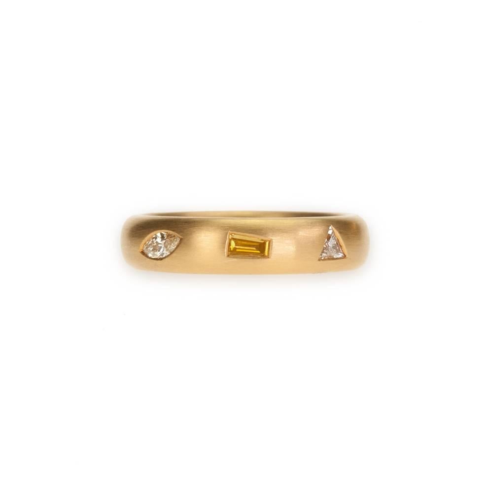 22 Karat Gold Band Featuring Eight White and Fancy Color Diamonds In New Condition For Sale In Miami Beach, FL