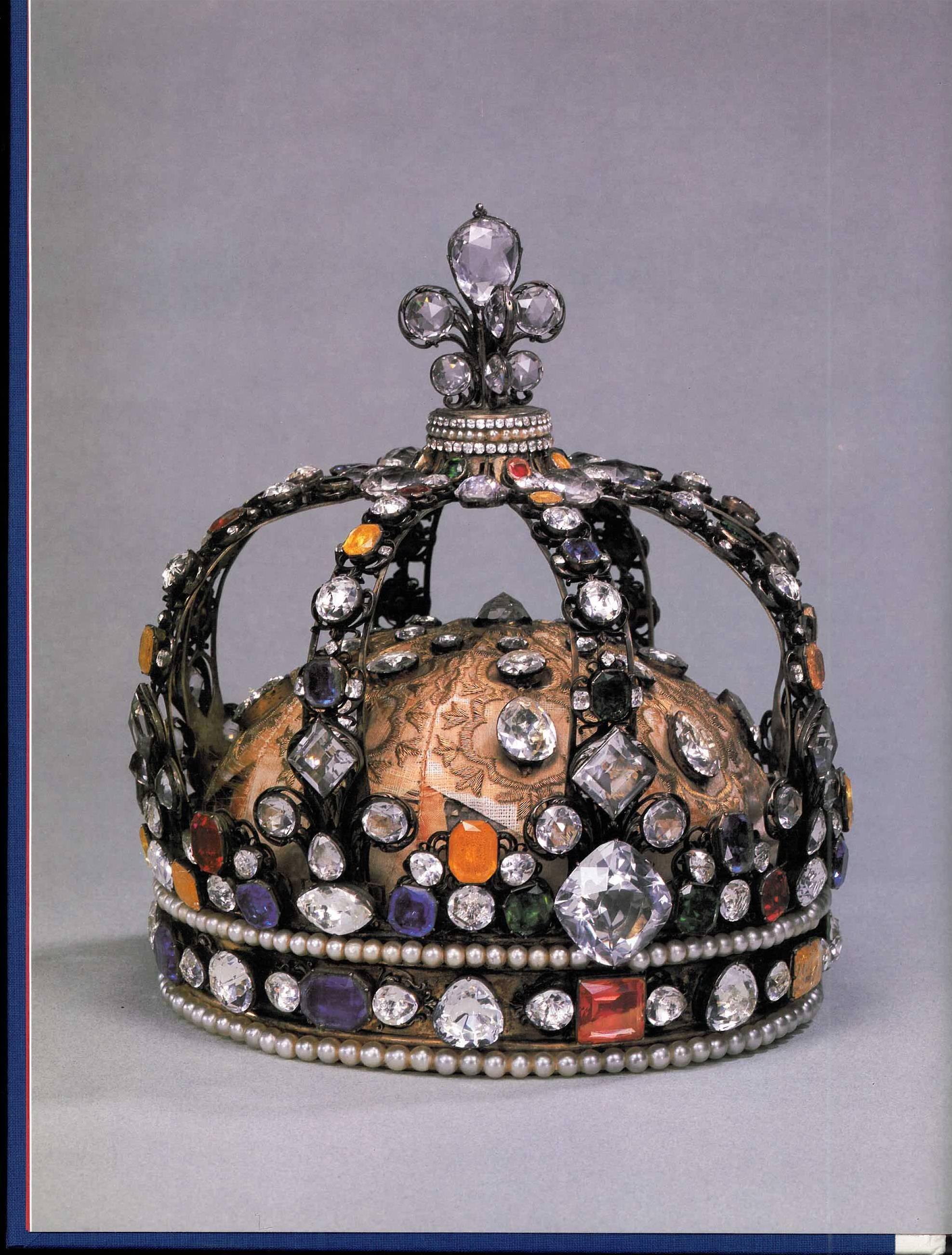 This is a beautiful hard back book which was published in 1988 - however it is lacking the dust jacket that it was published with. Ten centuries of history are covered following the marvellous jewels of the French Monarchy. There is a distinction in