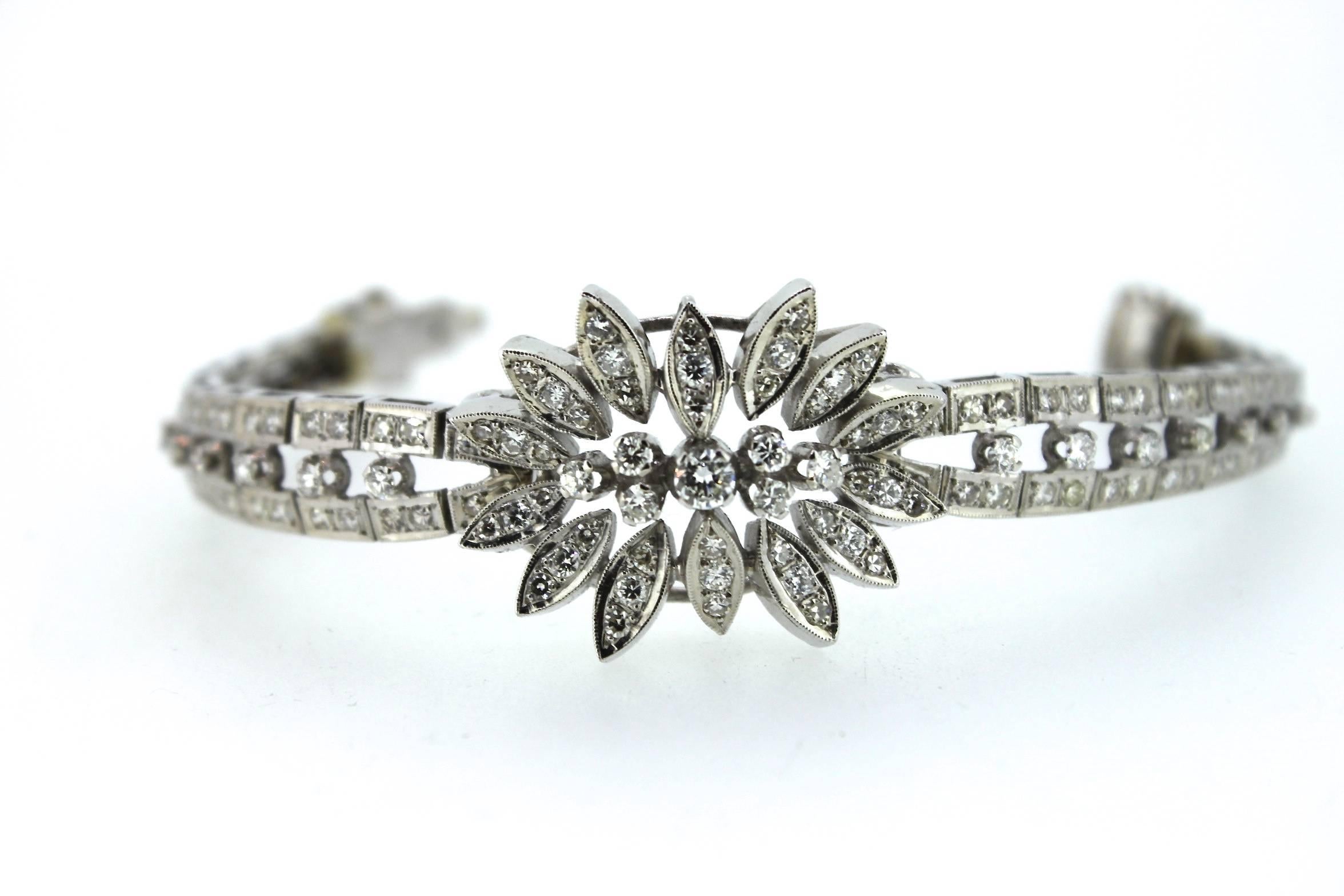 1960s Diamond Gold Floral Link Bracelet In Excellent Condition For Sale In Amsterdam, NL